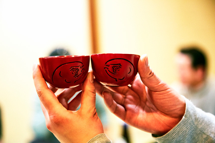 江戸から続く村上木彫堆朱に新風を。日本酒を楽しむデザイン酒器 | CINRA