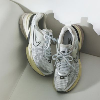 NIKE(ナイキ)のウィメンズ V2K ラン通販 | 集英社HAPPY PLUS STORE