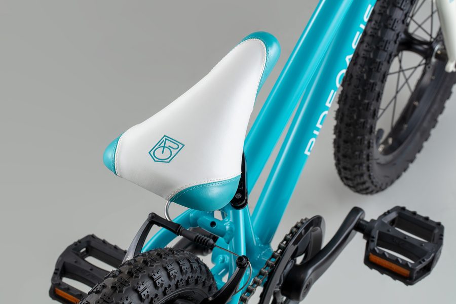 RideOasis×ヨツバサイクル」コラボ限定カラーのキッズバイクが登場