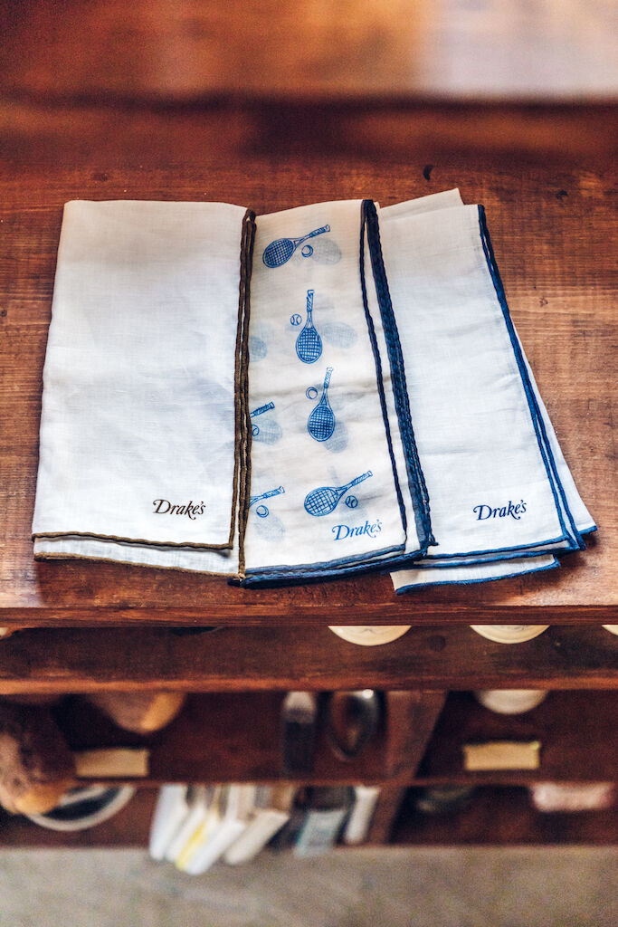 ドレイクス》のポケットチーフを、チラリと覗かせて【FUDGE GIRLのため