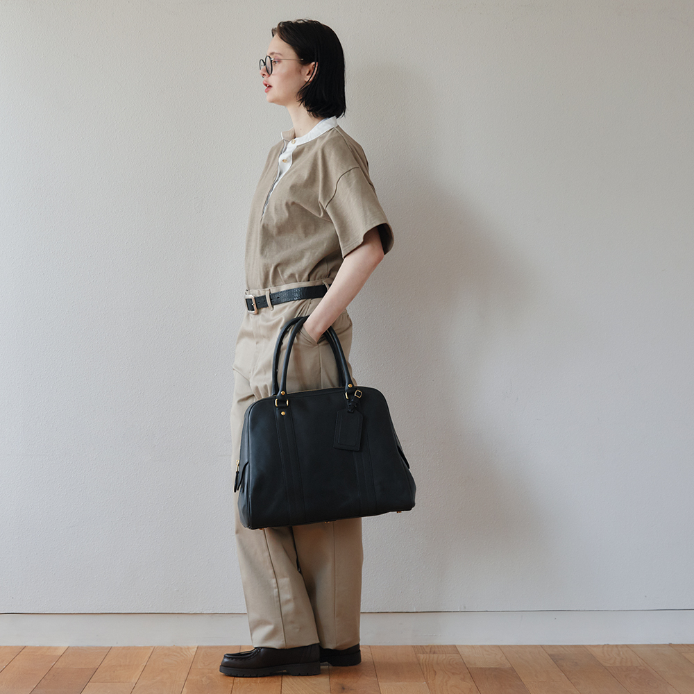 ありそうでない美しいフォルム。静謐でいて強さを感じさせる黒。《サイ