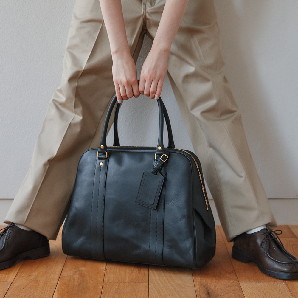 ありそうでない美しいフォルム。静謐でいて強さを感じさせる黒。《サイ