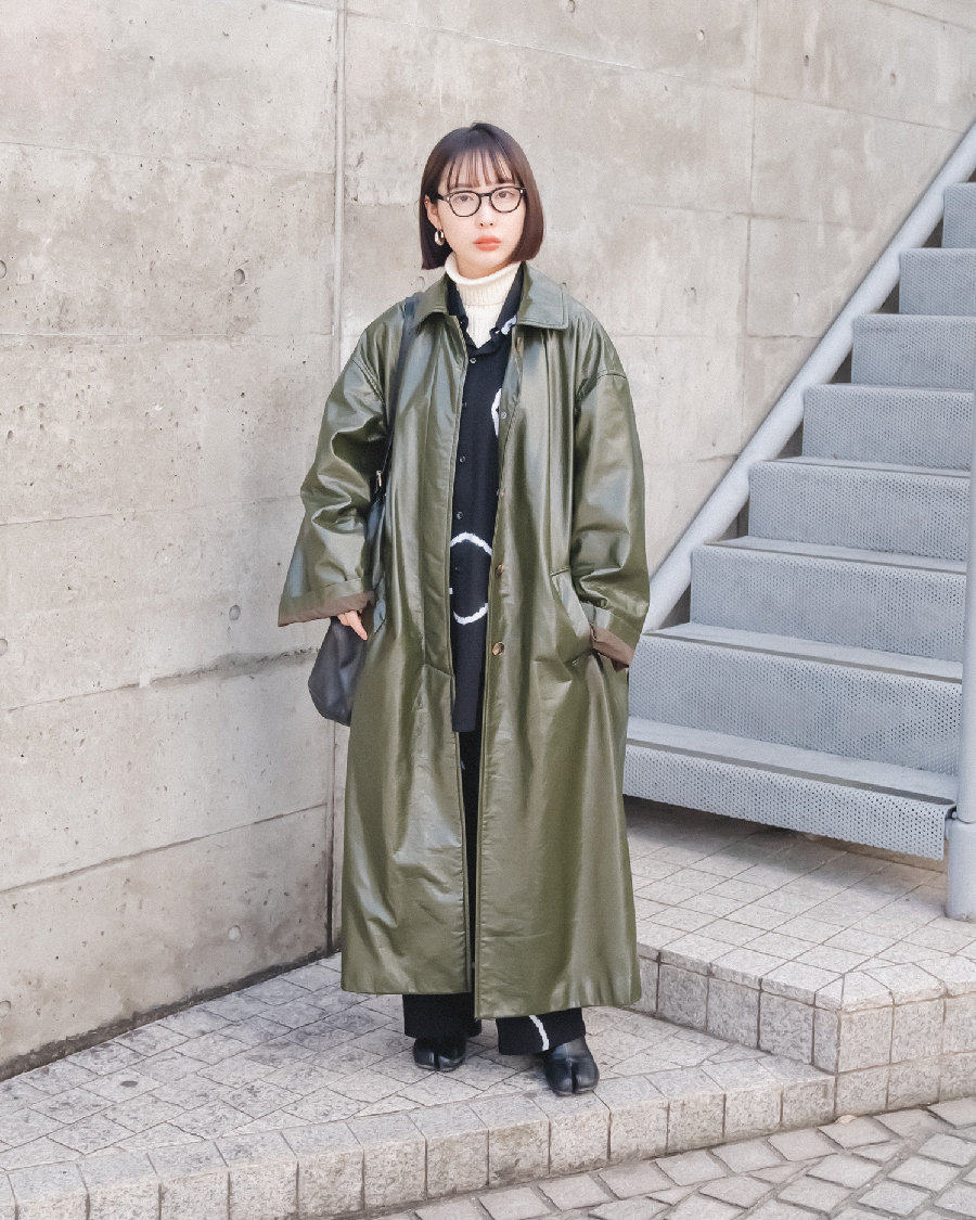 カーキのレザーコートは一味違った印象に。カラーリングも重すぎずに