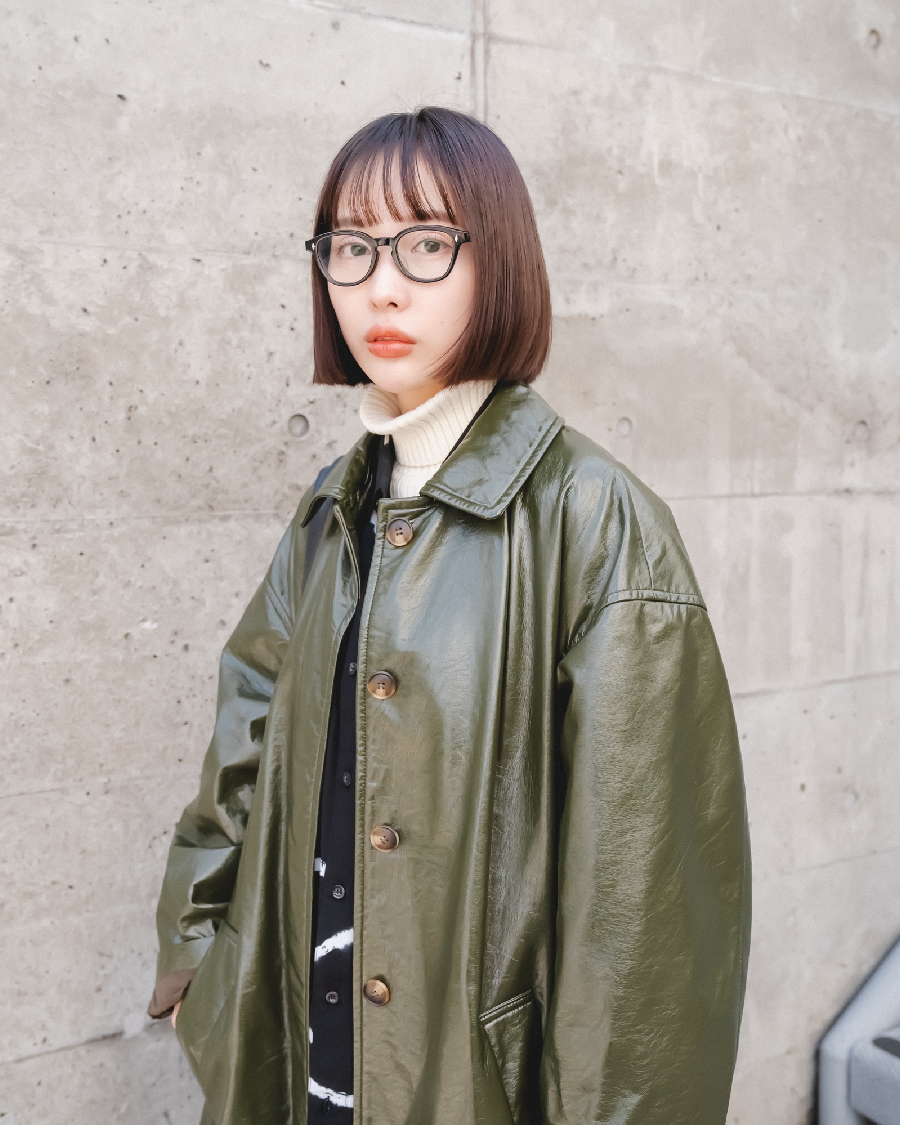 カーキのレザーコートは一味違った印象に。カラーリングも重すぎずに