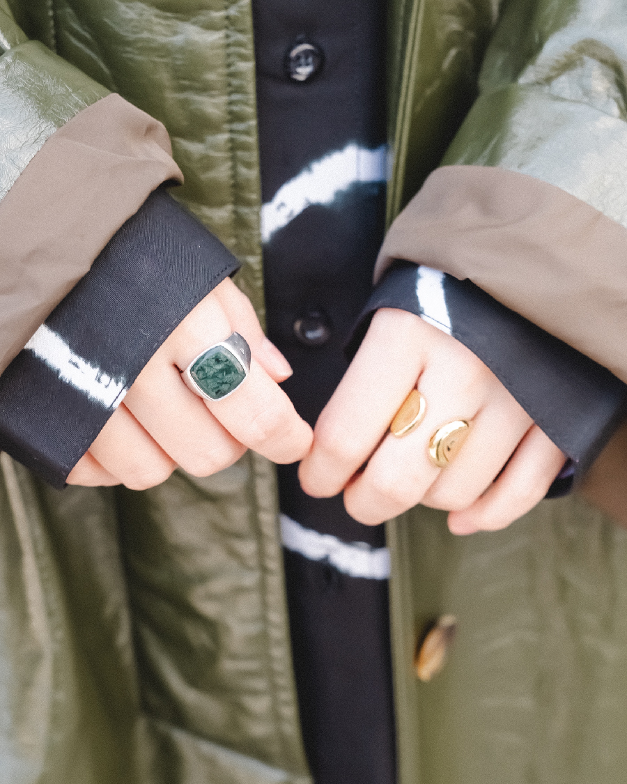 カーキのレザーコートは一味違った印象に。カラーリングも重すぎずに