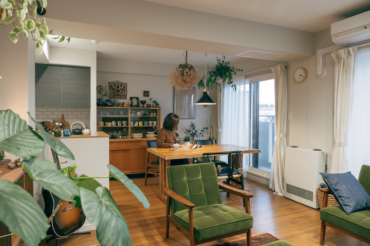 ミッドセンチュリーと北欧ヴィンテージの組み合わせ、植物でバランスを