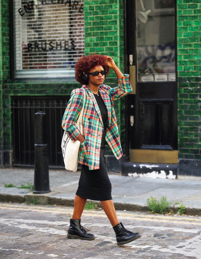 ブラックワンピースとマドラスチェックのジャケットが好相性