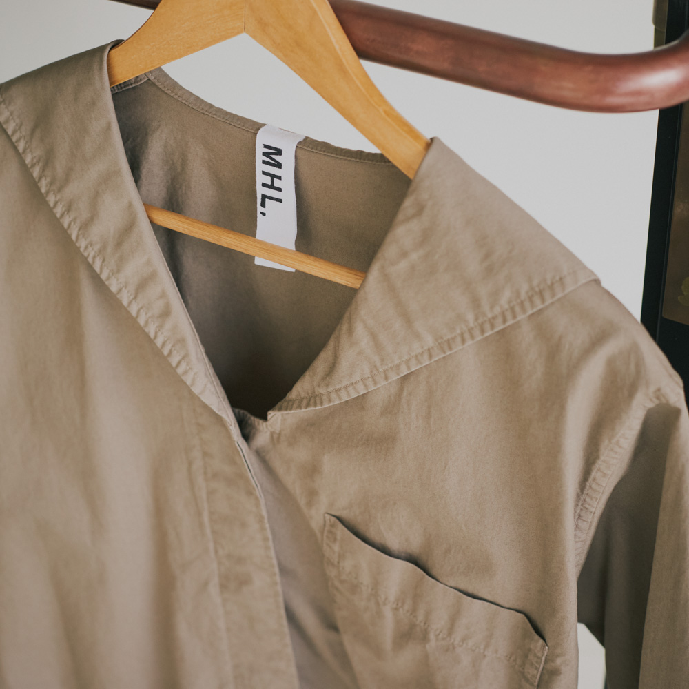 夏の新定番にしたい《エムエイチエル.》のセーラーカラーのシャツ