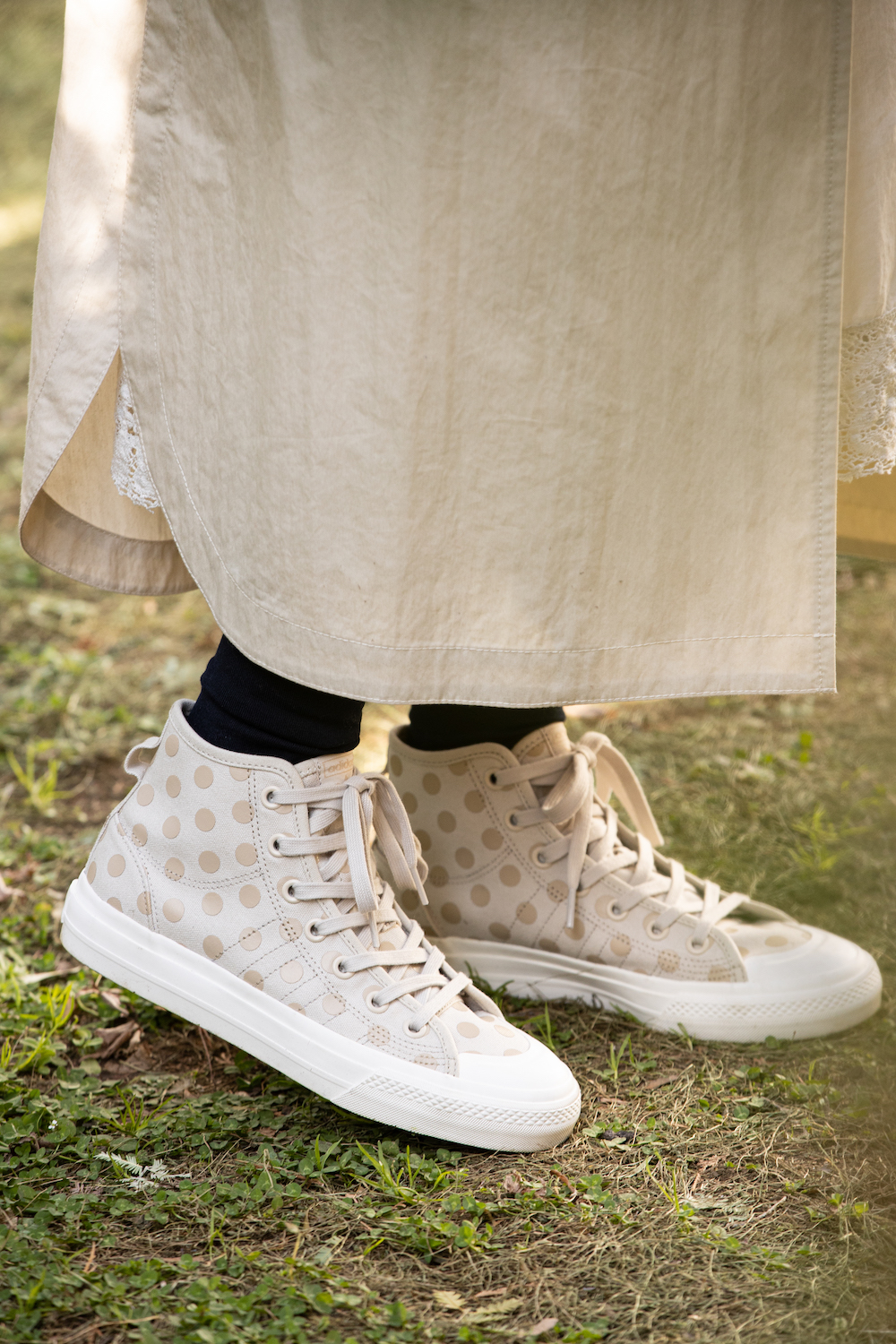 彼女はフレンチシックなシューズに夢中。《adidas Originals》の《ABC