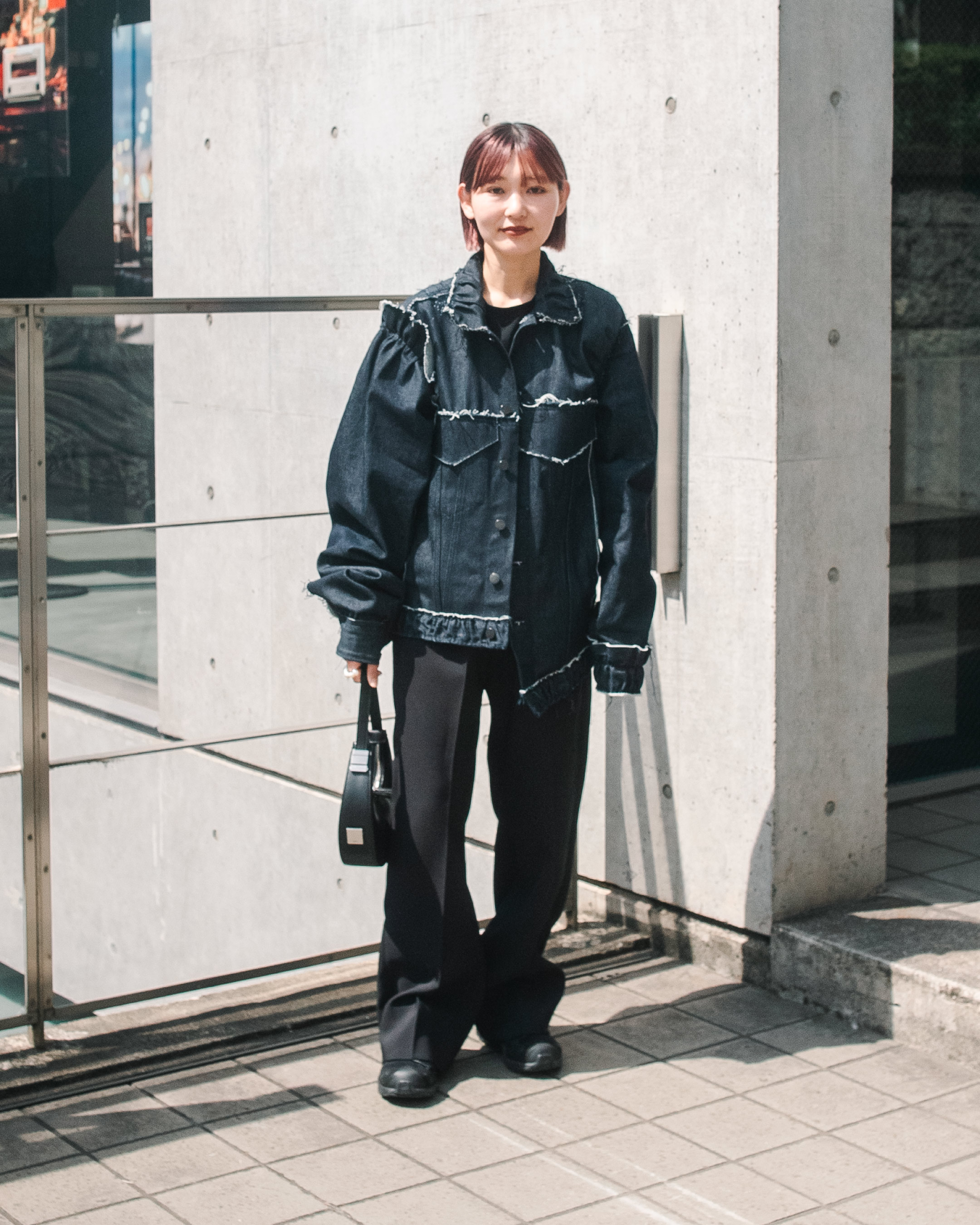 デザイン性の高いデニムジャケットでブラックコーデにアクセントを