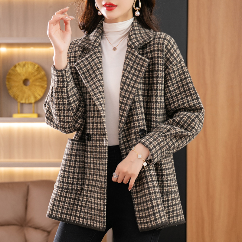 エレガントな印象が手に入る！ジャケットツイード付き襟で魅せる洗練