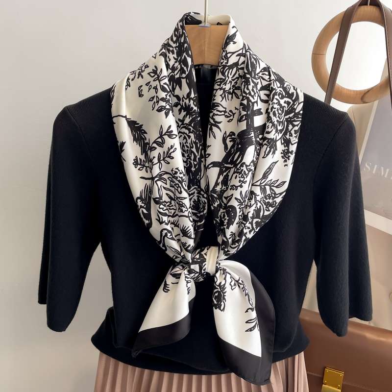 優雅な花柄シルクスカーフ シルク|スカーフ専門通販 ラクシースカーフ