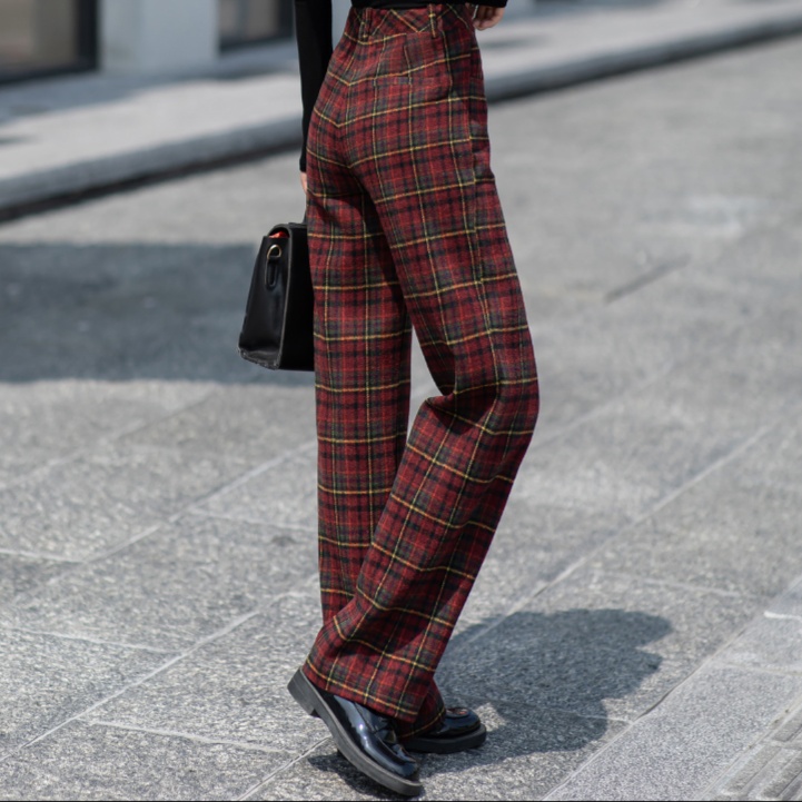 クリスマスのような雰囲気を楽しめる レディースの赤のチェックパンツ5