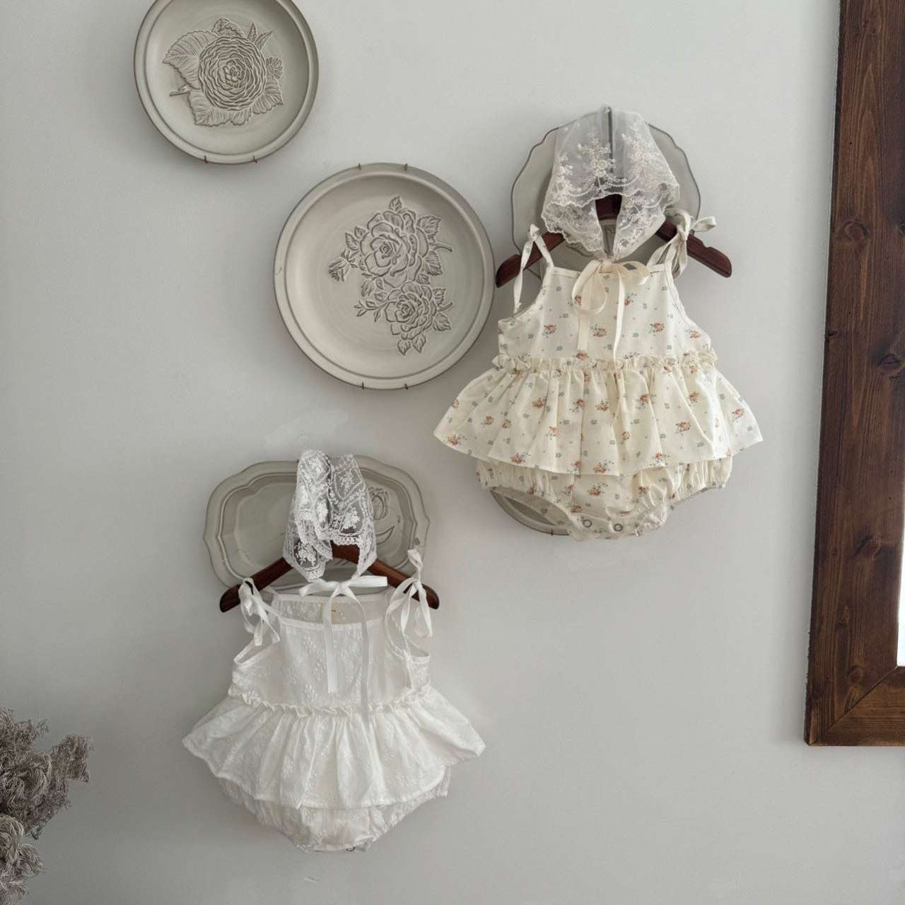 レース付きフリル飾りベビーロンパース ノースリーブ|ロンパース専門